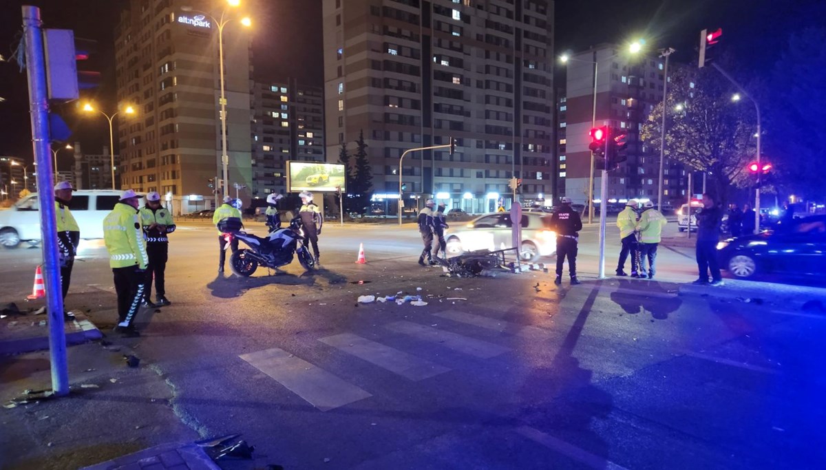 Kırmızı ışıkta geçen motosiklet sürücüsü öldü Kırmızı ışıkta geçen motosiklet sürücüsü öldü