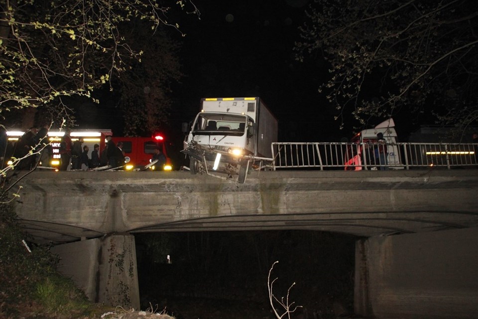 Kaza yapan kamyonet köprüde asılı kaldı - 1
