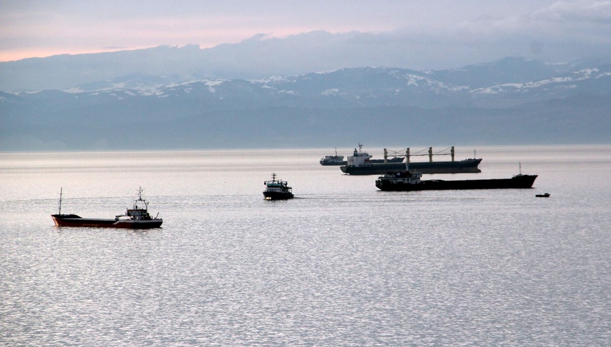 Karadeniz’de fırtına bekleniyor: Onlarca gemi doğal limana demirledi