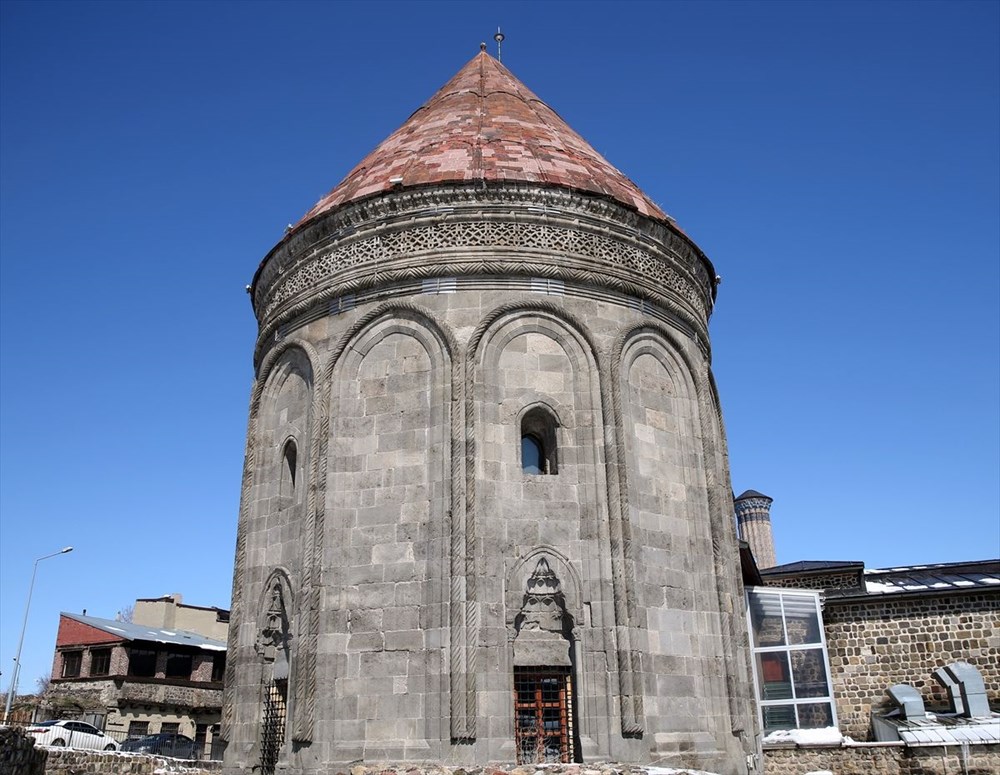 Erzurum yüzlerce yıllık yapılarıyla ziyaretçilerini tarihi yolculuğa çıkarıyor - 13