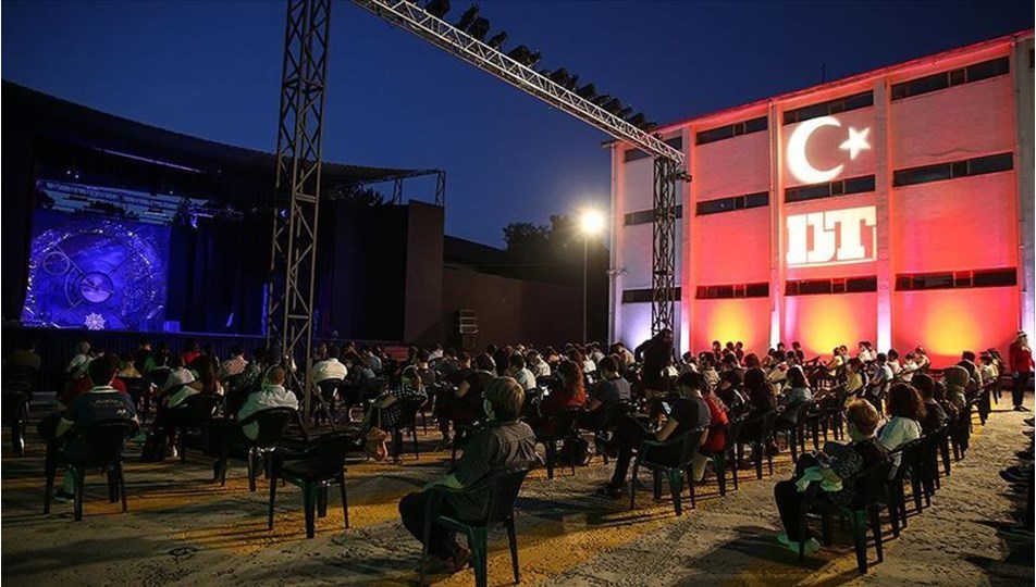 Açık havada tiyatro keyfi devam ediyor