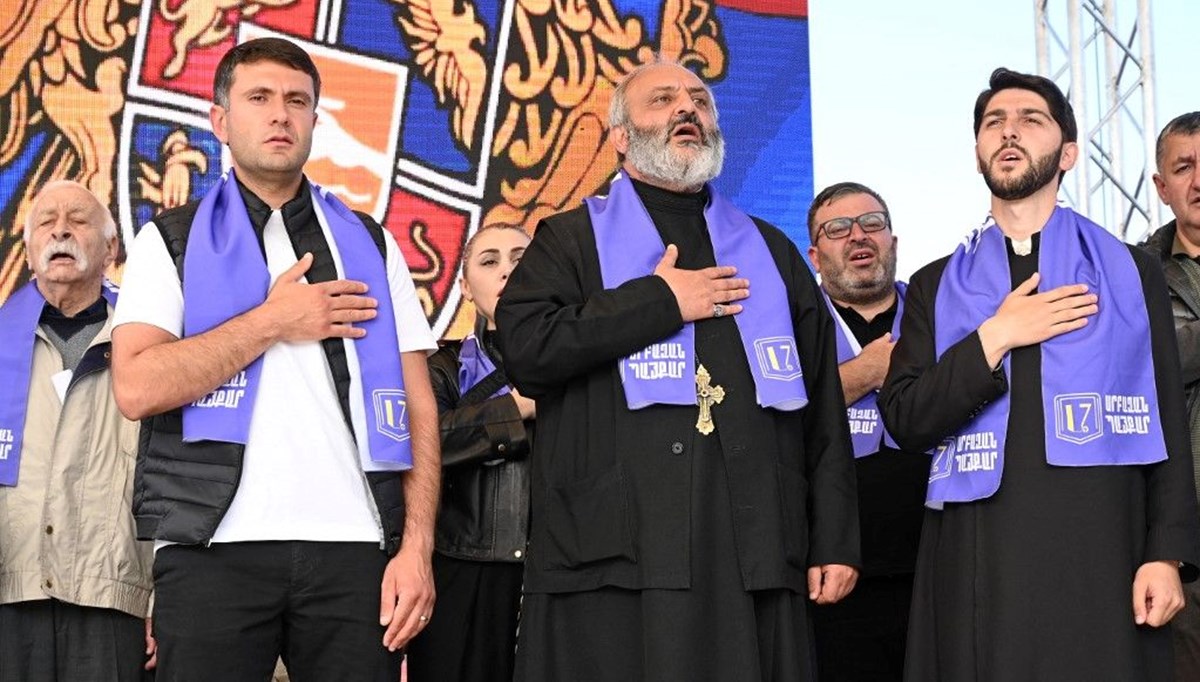 Ermenistan'da Başpiskopos siyasete göz kırptı: Protestolara liderlik ediyor