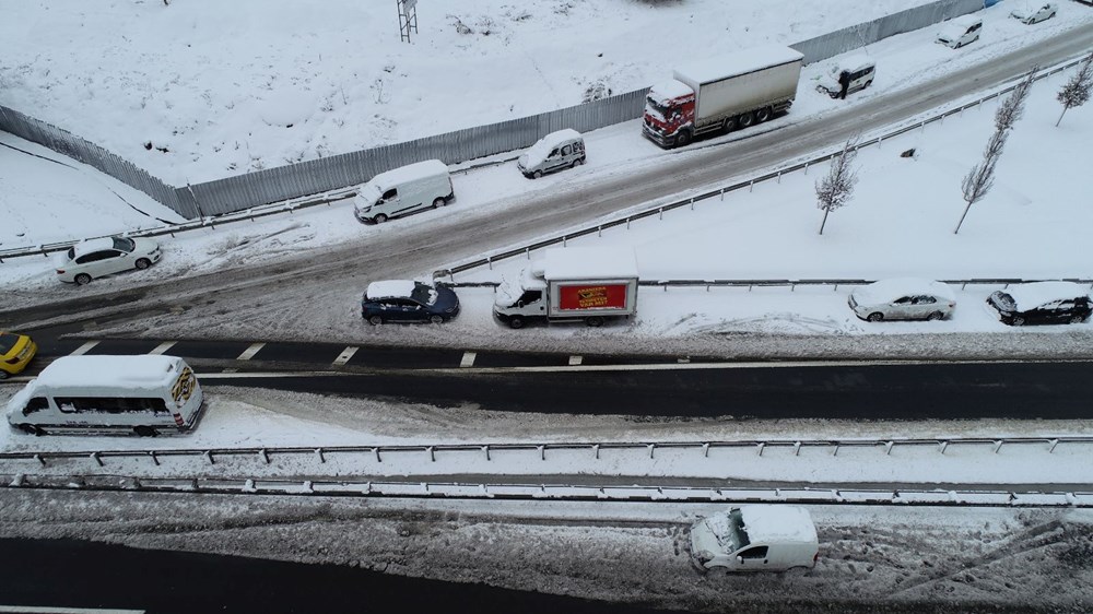 İstanbul'da kar esareti: Sürücüler araçlarını yol kenarlarında bıraktı - 4