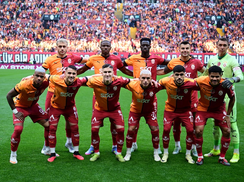 Okan Buruk, canlı yayında ayrılıkları ve Osimhen'i açıkladı: