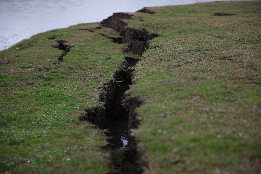 Düzce depreminin ardından toprakta kırılmalar oluştu - 2