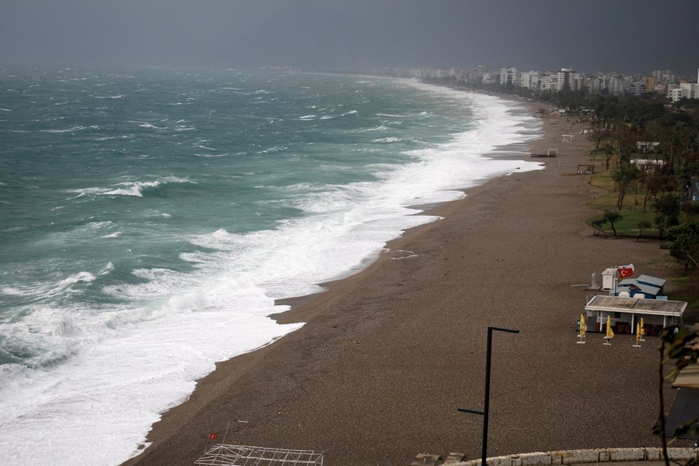Antalya'yı fırtına vurdu: Dev dalgalar oluştu, ağaçlar devrildi - 7