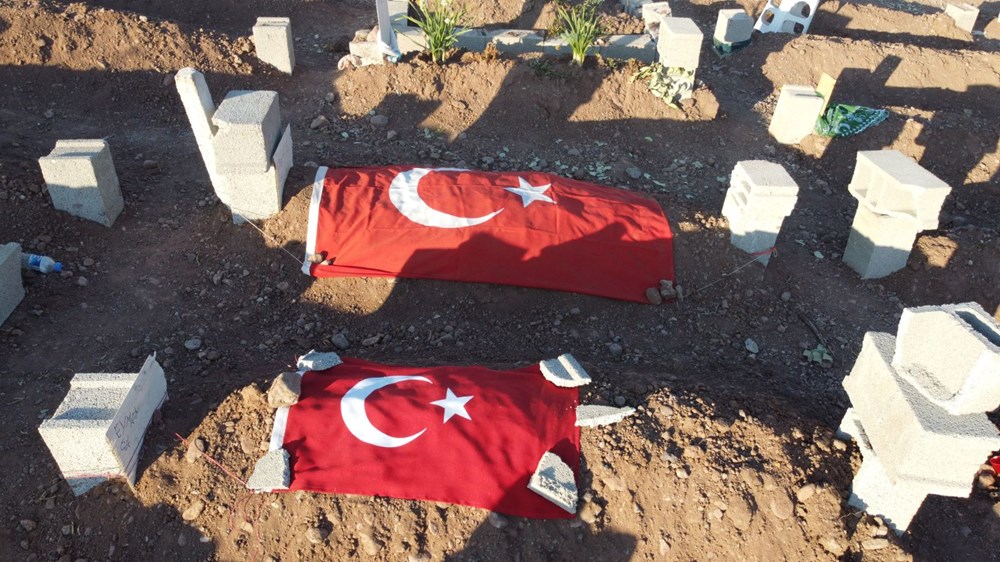 Depremde yakınlarını kaybeden aileler mezarlıklardan ayrılmıyor - 2