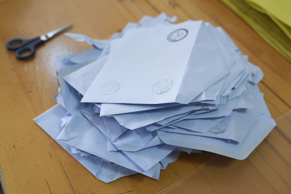 تركيا اليوم من فاز في المدن الكبرى؟ فاز حزب الشعب الجمهوري بـ 14 مقعدًا، بينما فاز حزب العدالة والتنمية بـ 12 من فاز في المدن الكبرى؟ فاز حزب الشعب الجمهوري بـ 14 مقعدًا، وفاز حزب العدالة والتنمية بـ 12 مدينة حضرية - 13