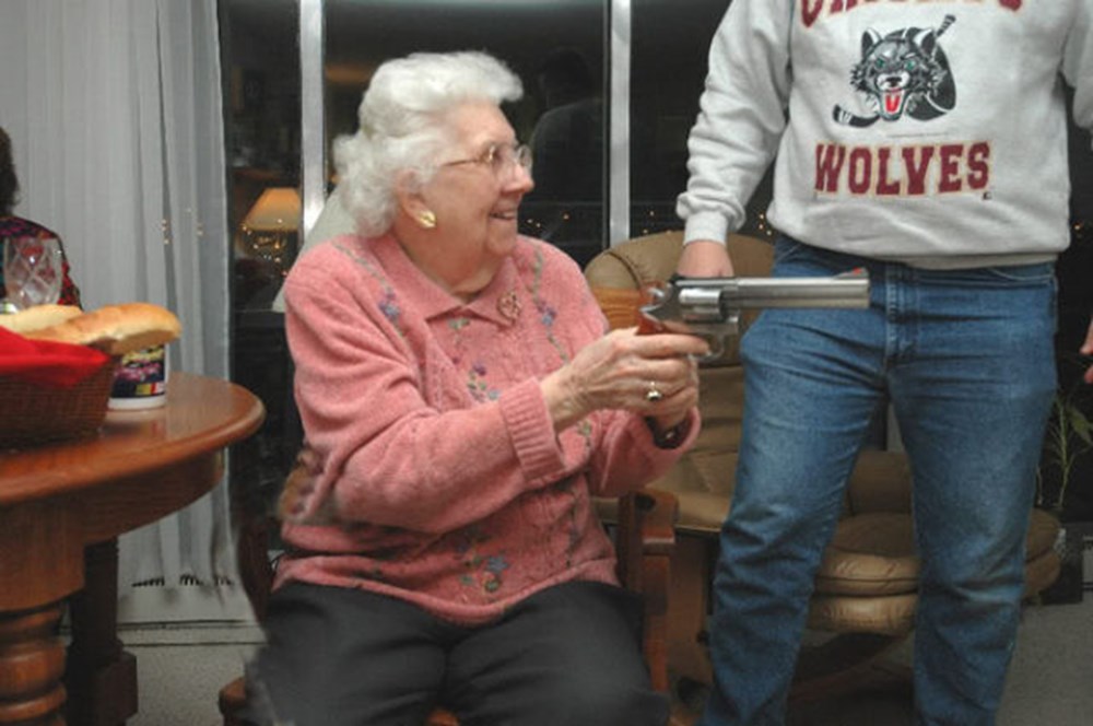 Смешные старушки. Бабушка с пистолетом. Злая бабка с ружьем. Бабка с пушкой. Старушка с автоматом.