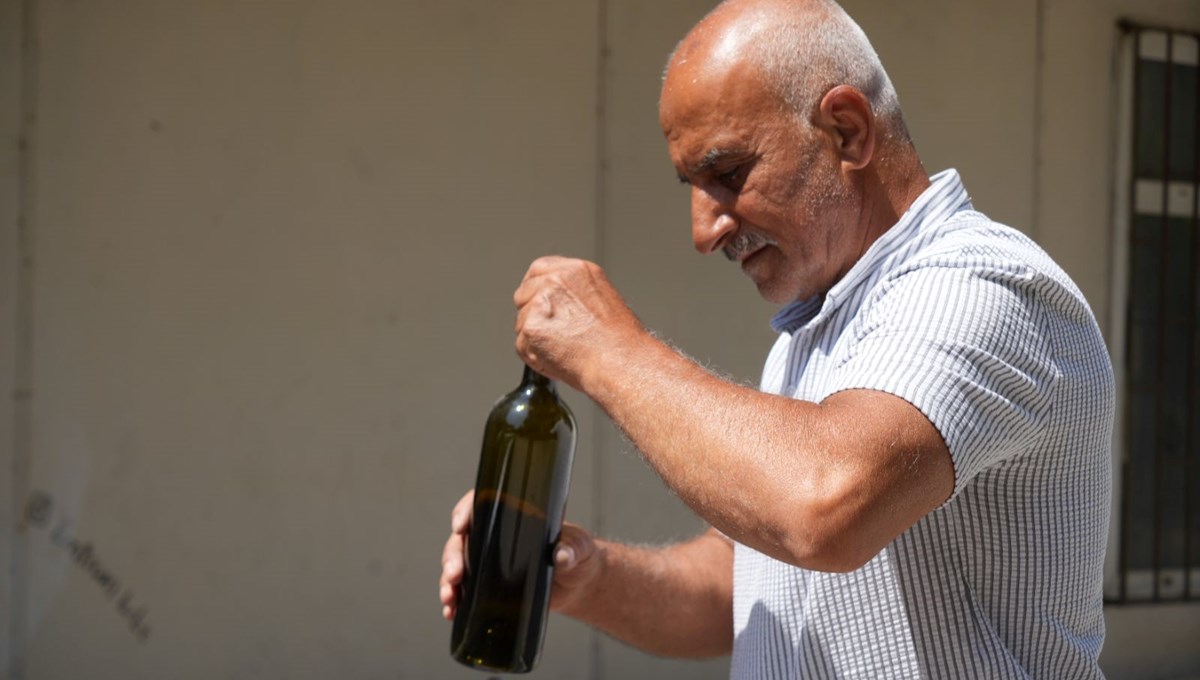 Çöpten topladığı camları sanata dönüştürüyor: