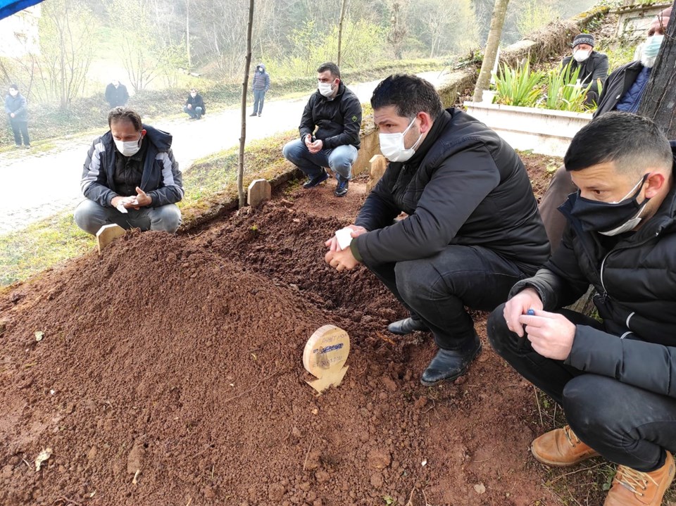 Sakarya'da aynı aileden 5 kişi üç haftada corona virüs kurbanı - 2