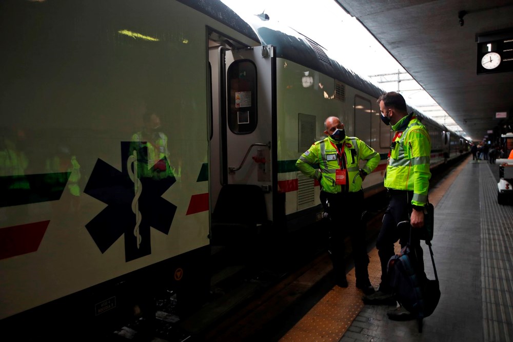 İtalya'da ağır Covid-19 hastaları yoğun bakım istasyonuna dönüştürülen trenle taşınacak - 4