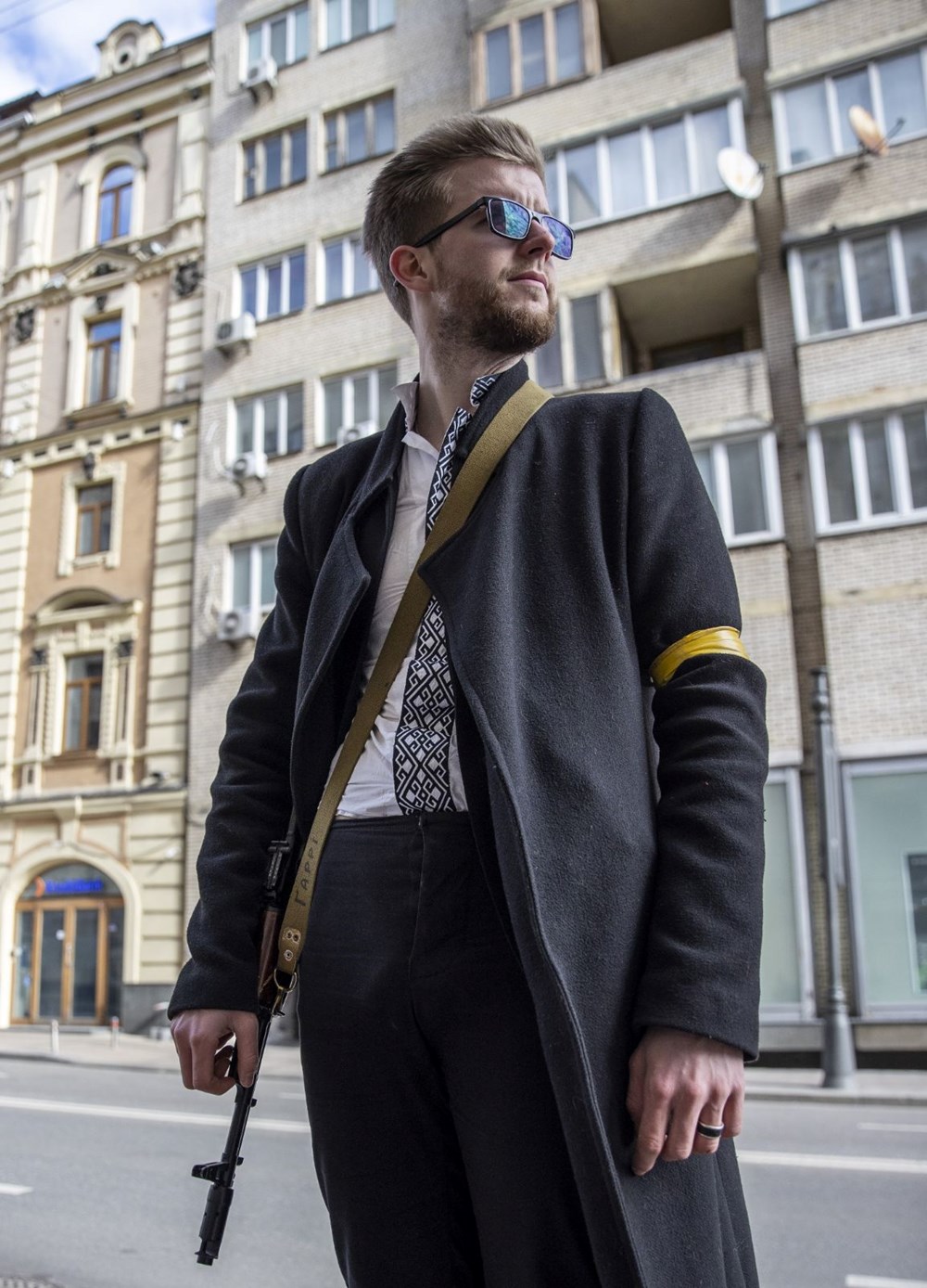 أصغر نواب البرلمان الأوكراني يحمل السلاح ويتجول في شوارع كييف (صور) 1 حمل أصغر نائب في أوكرانيا السلاح ونزل إلى شوارع كييف - 9