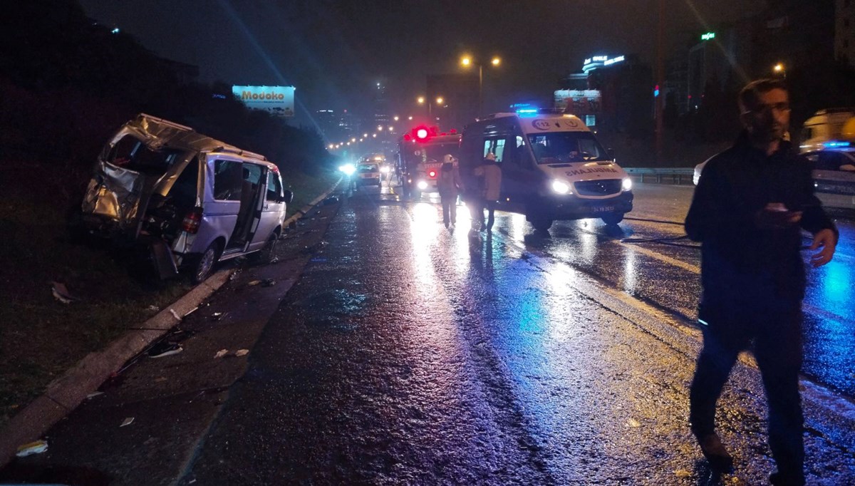 TEM Otoyolu'nda İETT otobüsü park halindeki minibüse çarptı TEM Otoyolu'nda İETT otobüsü park halindeki minibüse çarptı