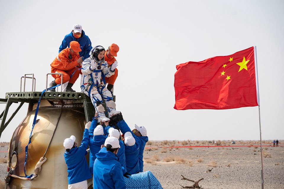 Çin'in uzay istasyonundaki taykonot ekibi Dünya'ya döndü - 1