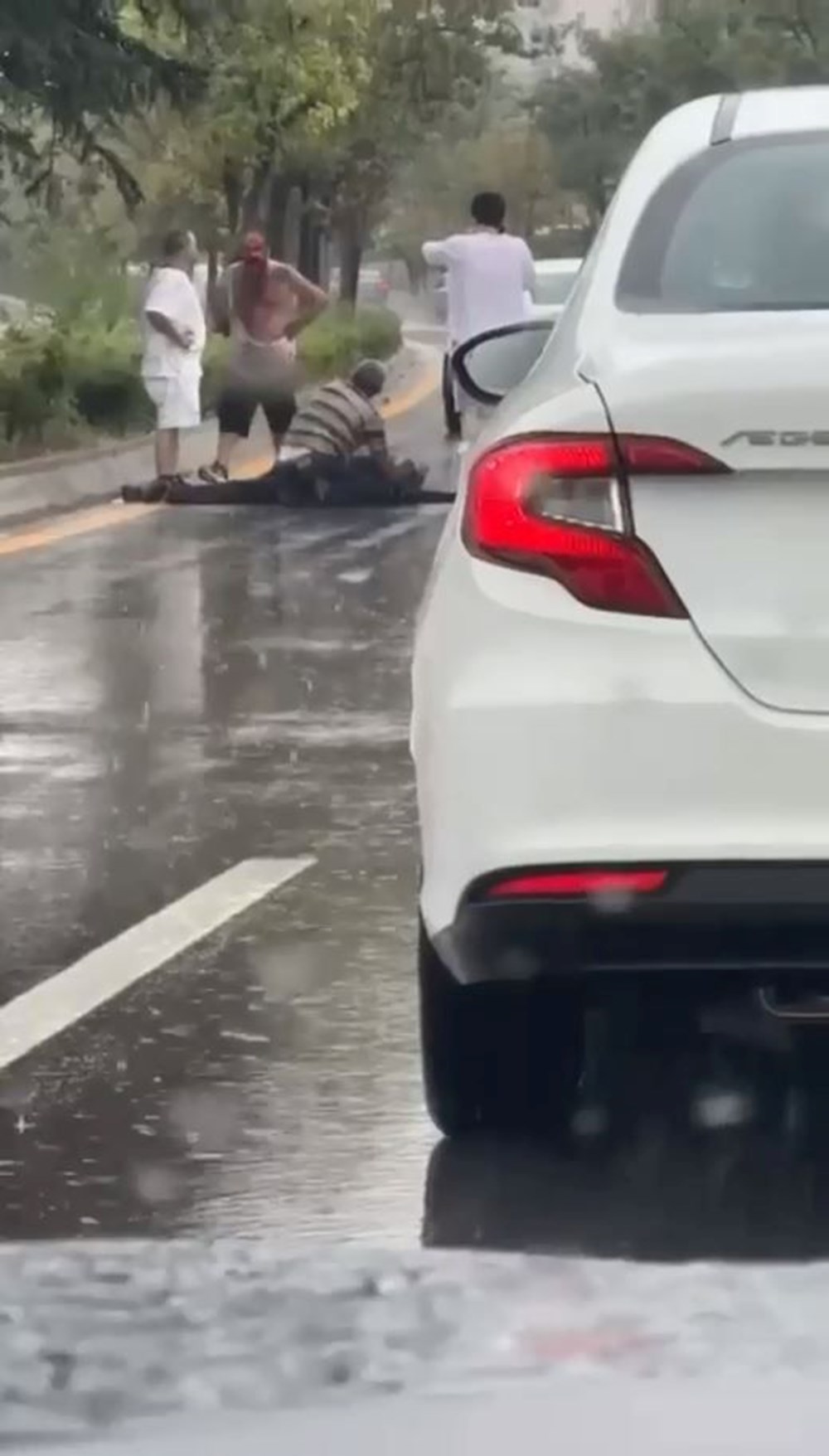 "Yol verme" kavgası faciayla sonuçlandı: Tartıştığı kişilere ateş ederken kazara eşini öldürdü - 2