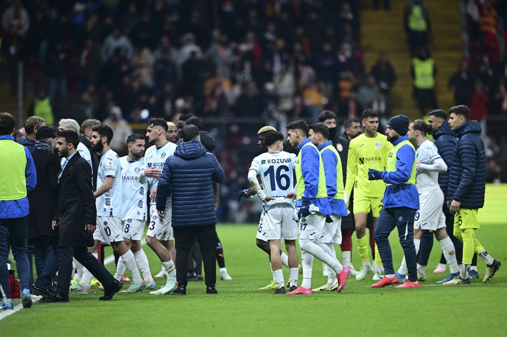 Adana Demirspor, Galatasaray maçında sahadan çekildi: Mücadele tatil edildi! - 1