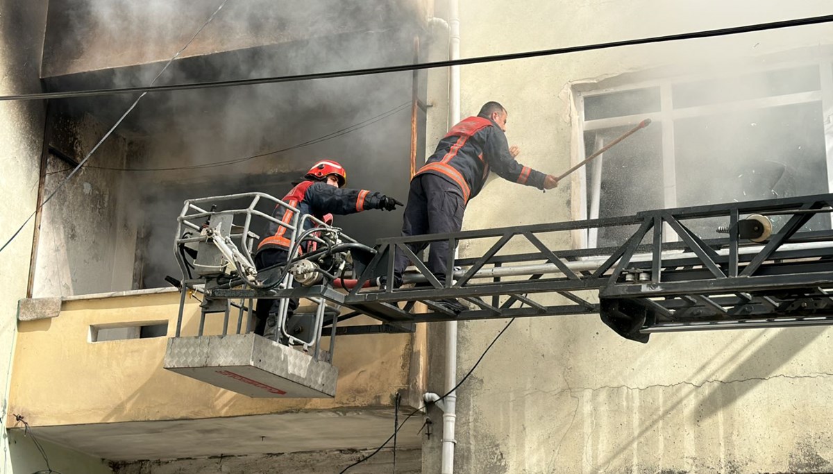 Sakarya’da üç katlı binada yangın Sakarya’da üç katlı binada yangın
