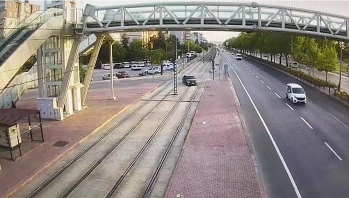 Alkollü sürücü tramvay yoluna girdi Alkollü sürücü tramvay yoluna girdi