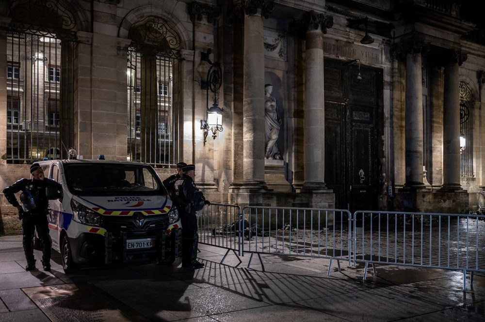 Fransa’da emeklilik reformu karşıtı gösteriler şiddetlendi: Bordeaux Belediye Binası ateşe verildi - 9