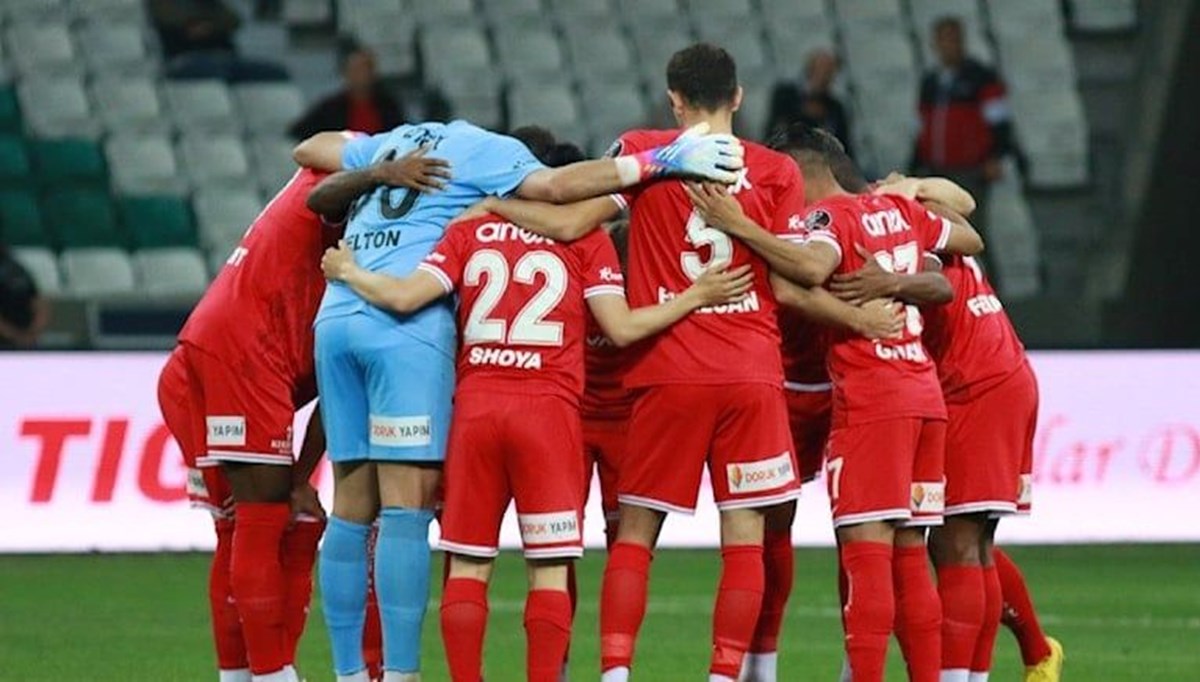 Antalyaspor'da kiralık olarak forma giyen 8 futbolcunun sözleşmesi sona erdi Antalyaspor'da kiralık olarak forma giyen 8 futbolcunun sözleşmesi sona erdi