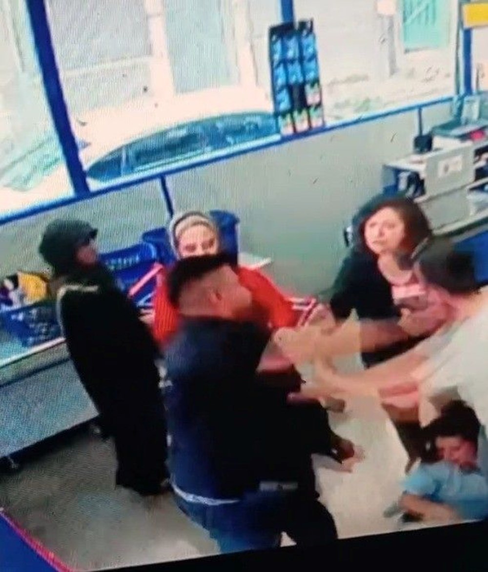 Markette dehşet anları: Kadını saçlarından tutup yerde yumrukladı - 2