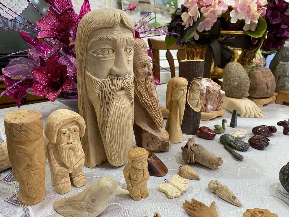 34 yıl önce meyve bıçağıyla hobi olarak başladı: Doğadan taş ve odun parçalarını toplayarak dönüştürüyor - 5