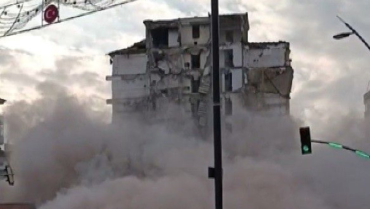 Gaziantep'te ağır hasarlı bina yıkıldı Gaziantep'te ağır hasarlı bina yıkıldı