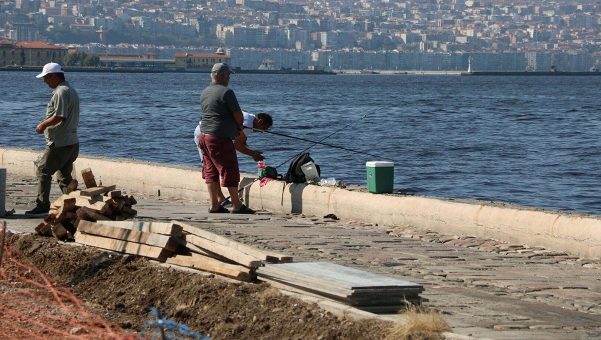 İzmir Körfezi'nde kirliliğe aldırış etmeden balık tuttular İzmir Körfezi'nde kirliliğe aldırış etmeden balık tuttular