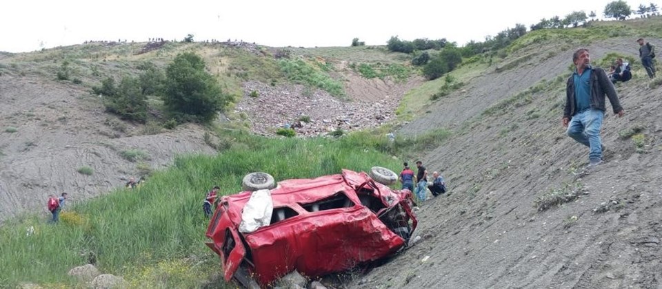 Tokat'ta minibüs uçuruma yuvarlandı: 4 ölü - 1