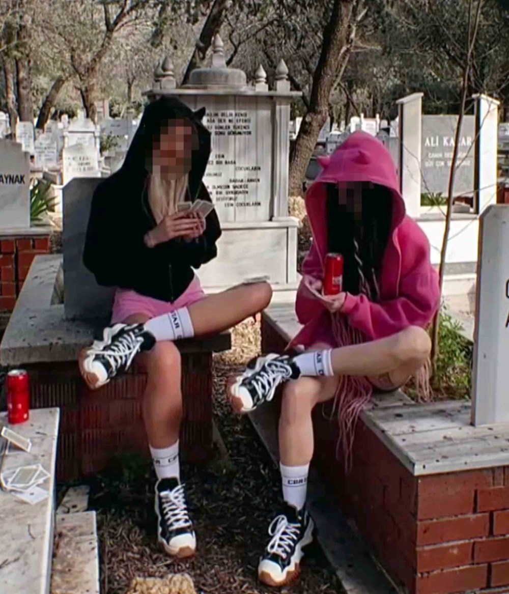 Mezarlıkta tepki çeken hareket: Sosyal medyada paylaştılar - 4