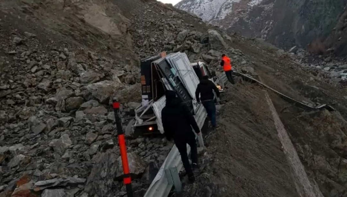 Hakkari-Van kara yolunda heyelan: Kamyonet kayaların altında kaldı