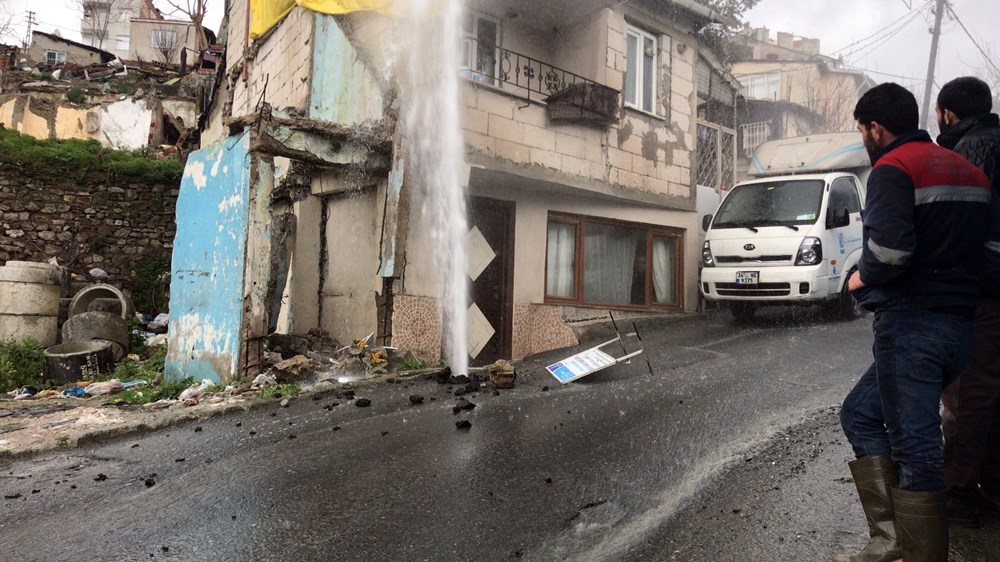 Beyoğlu'da su borusu patladı - 1