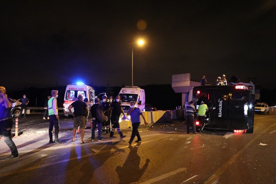 Bursa'da yolcu otobüsü devrildi: 1 ölü, 16 yaralı - 1