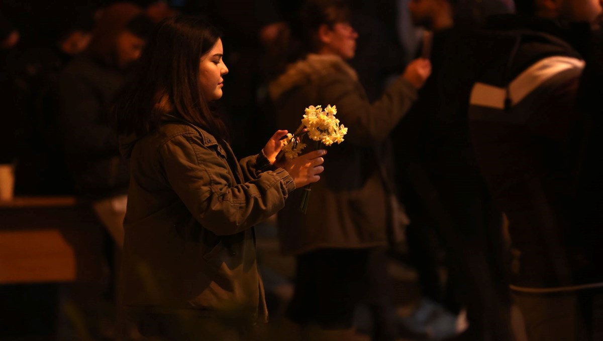 Depremzedeler 6 Şubat'ın yıl dönümünde geceyi sokaklarda geçiriyor