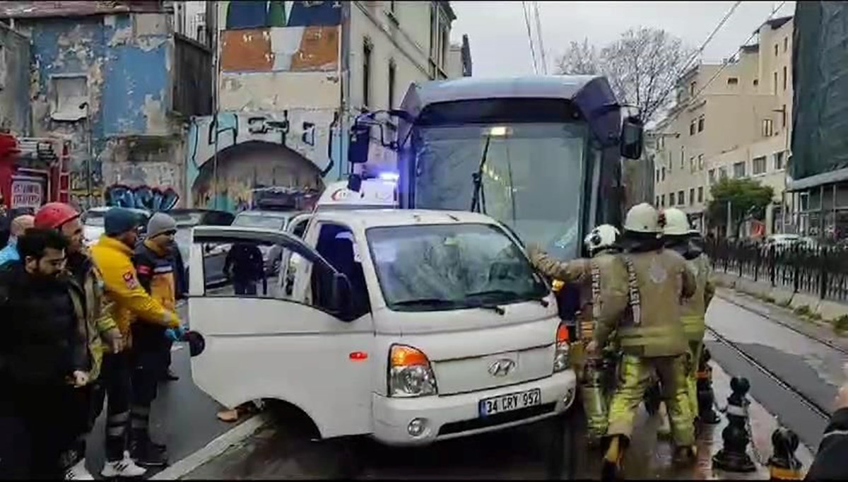 Karaköy'de tramvay kamyonete çarptı