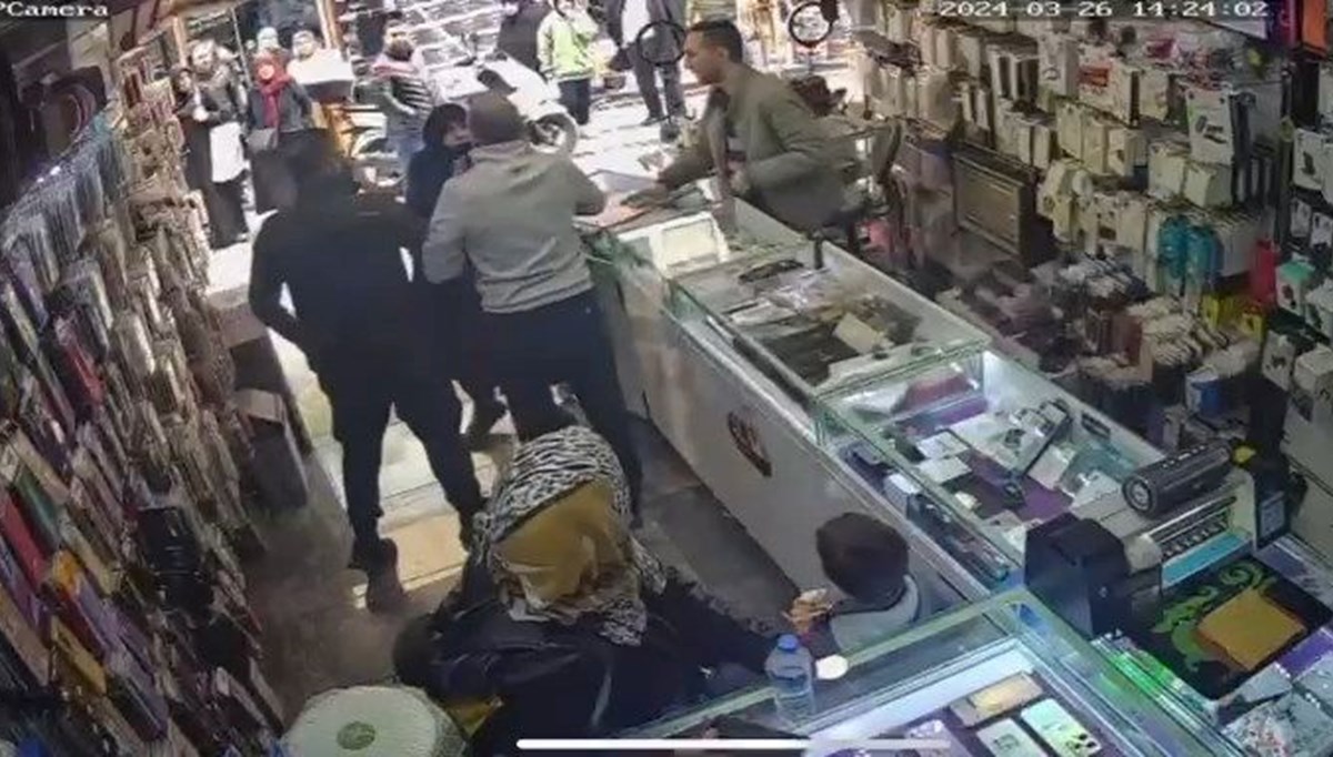 Telefon bayisinde kılıf iadesi tartışmasında kadına dayak Telefon bayisinde kılıf iadesi tartışmasında kadına dayak