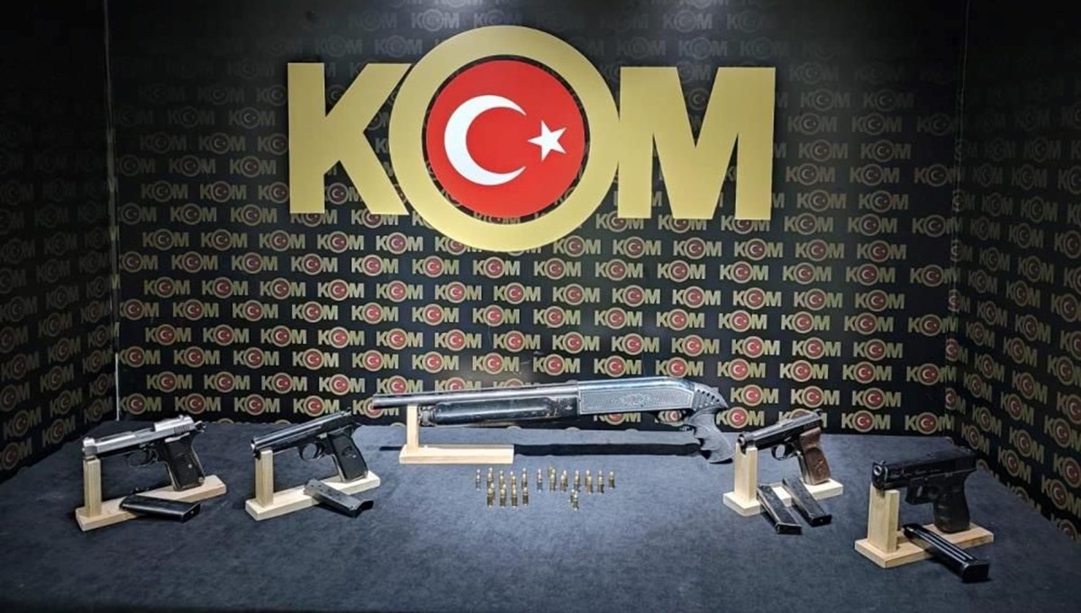 İzmir'de silah kaçakçılarına operasyon: 3 gözaltı İzmir'de silah kaçakçılarına operasyon: 3 gözaltı