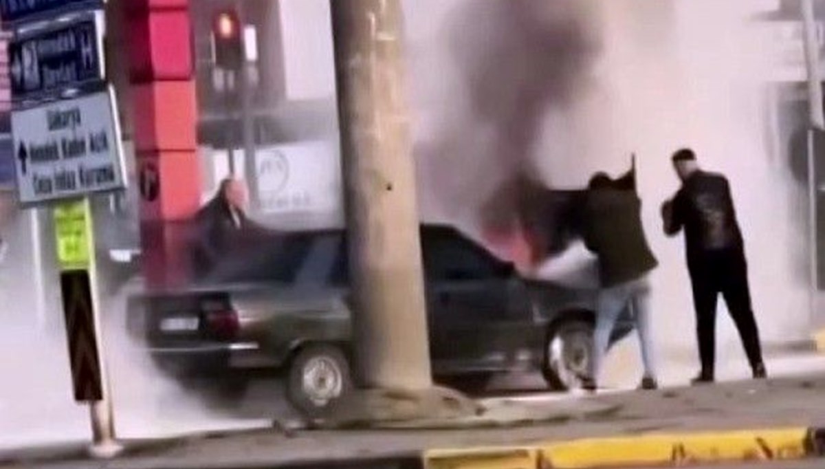 D-100'de panik: Otomobil bir anda alev aldı D-100'de panik: Otomobil bir anda alev aldı