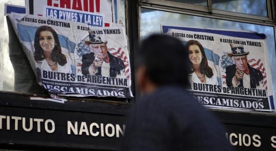 Geçen ağustos ayından New York'yaki mahkemenin verdiği karar sonrası Arjantin sokalarına asılan bir afiş
