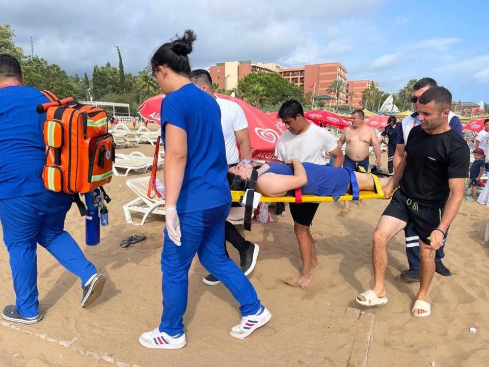 Alanya'da iki tatilci boğulma tehlikesi atlattı - 1