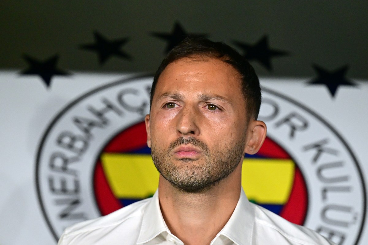 Fenerbahçe Teknik Direktörü Domenico Tedesco, Antalyaspor maçında kulübedeki yerini aldı.