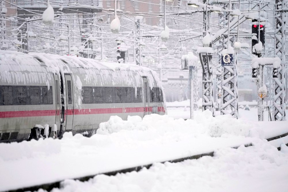 Almanya'da kar esareti: Uçuşlar iptal edildi, tren ve otobüsler çalışmadı - 11