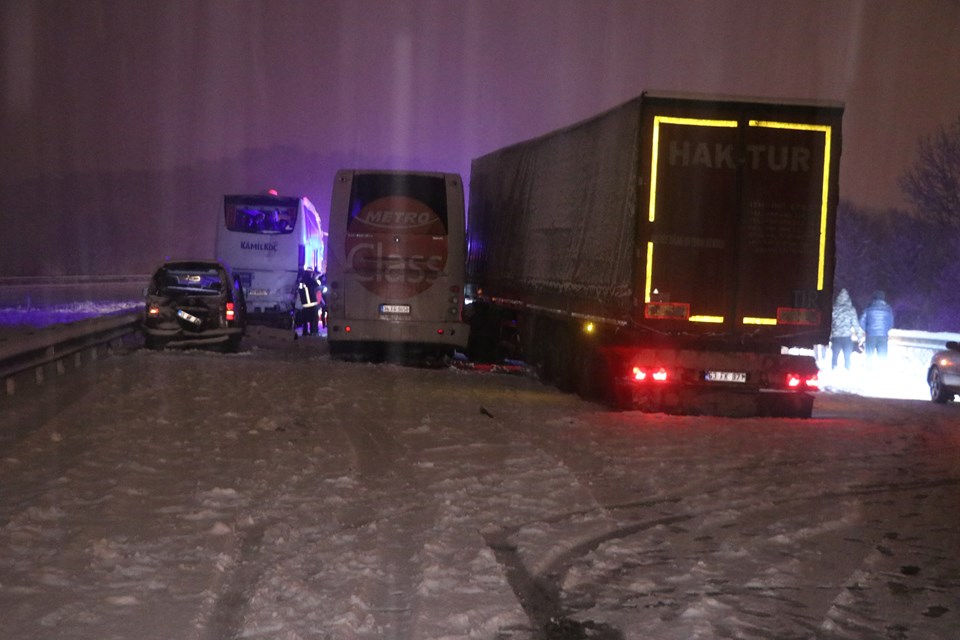 Anadolu Otoyolu'nda zincirleme trafik kazası: 1 ölü 19 yaralı - 1
