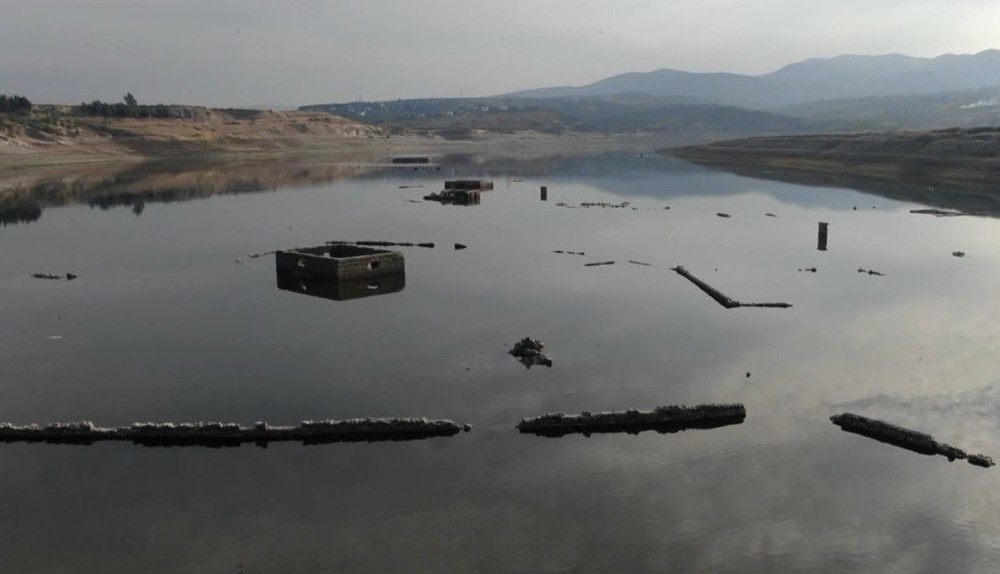 Barajda sular çekildi köyün kalıntıları ortaya çıktı - 1