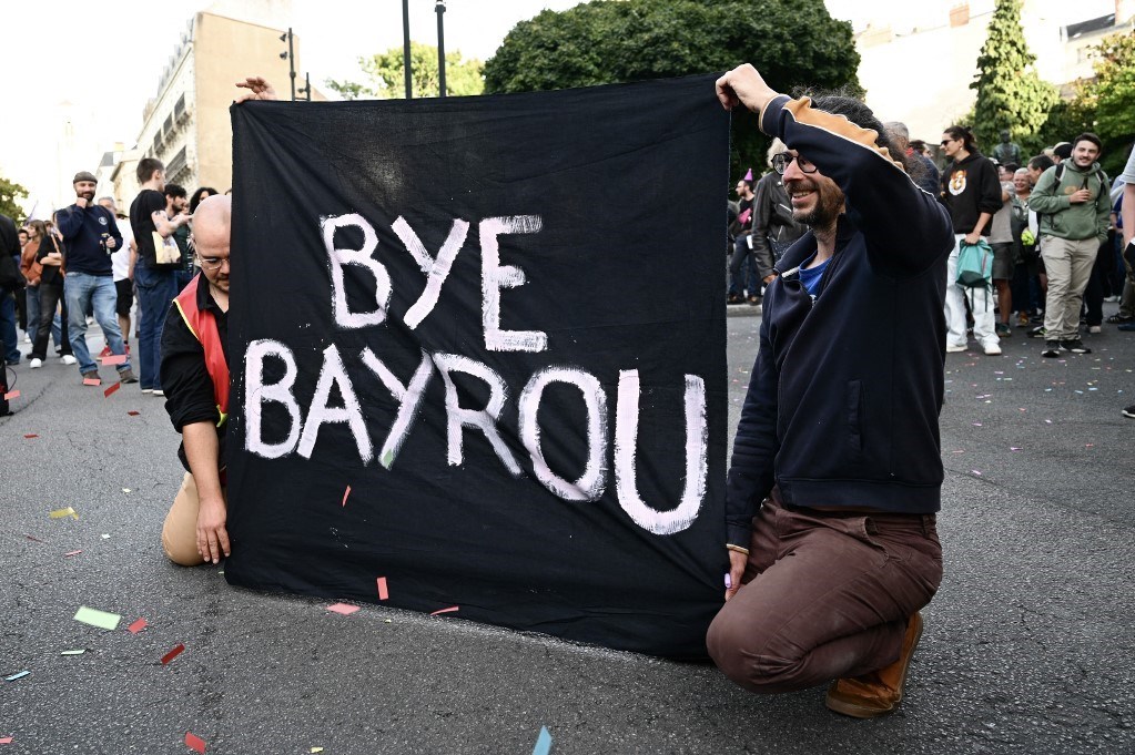 Fransızlar, Başbakan Bayrou hükümetinin gidişini kutluyor.