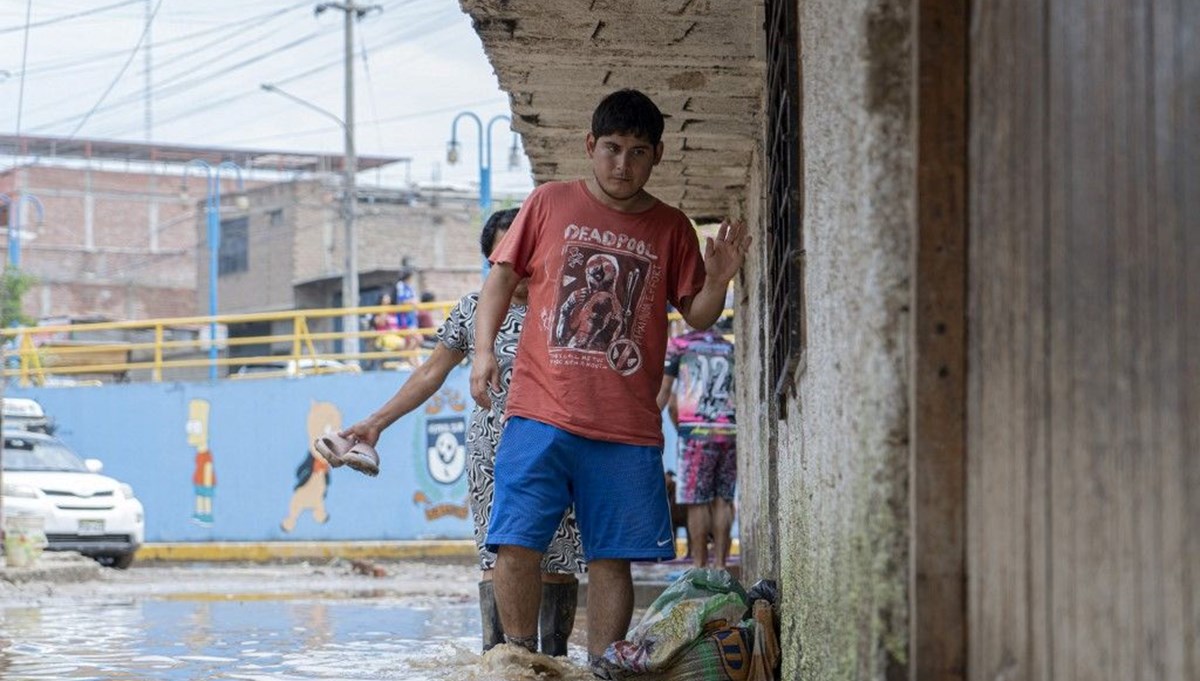 Peru'da sel, sağlık merkezini bastı: