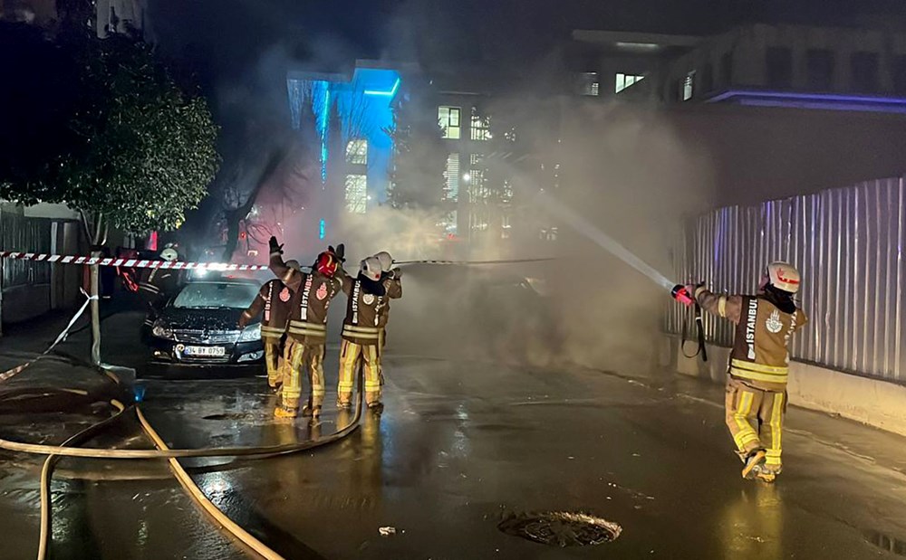 Zeytinburnu'nda doğalgaz borusu patladı: Yol çöktü, 4 araç yandı - 5