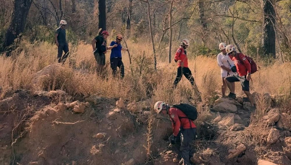 Dağda mahsur kalan iki turisti AKUT kurtardı