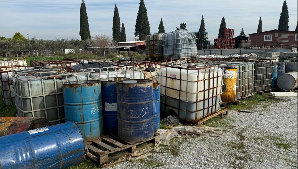 İzmir'de 250 ton kaçak akaryakıt ele geçirildi İzmir'de 250 ton kaçak akaryakıt ele geçirildi